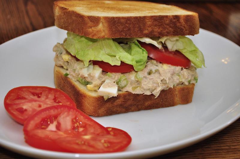 lunch ideas tuna sandwich and tomato