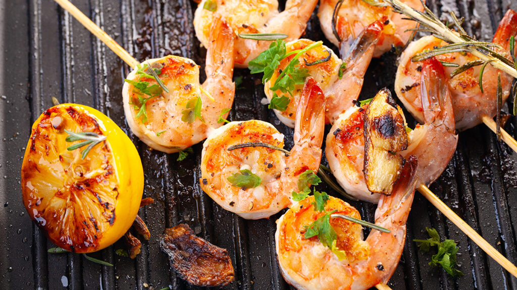 How to grill shrimp with lemon and other seasoning.