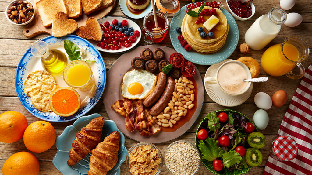 Spread of breakfast meat and other breakfast items.