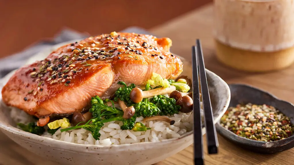 How to eat more fish with a piece of salmon on a bowl of rice.